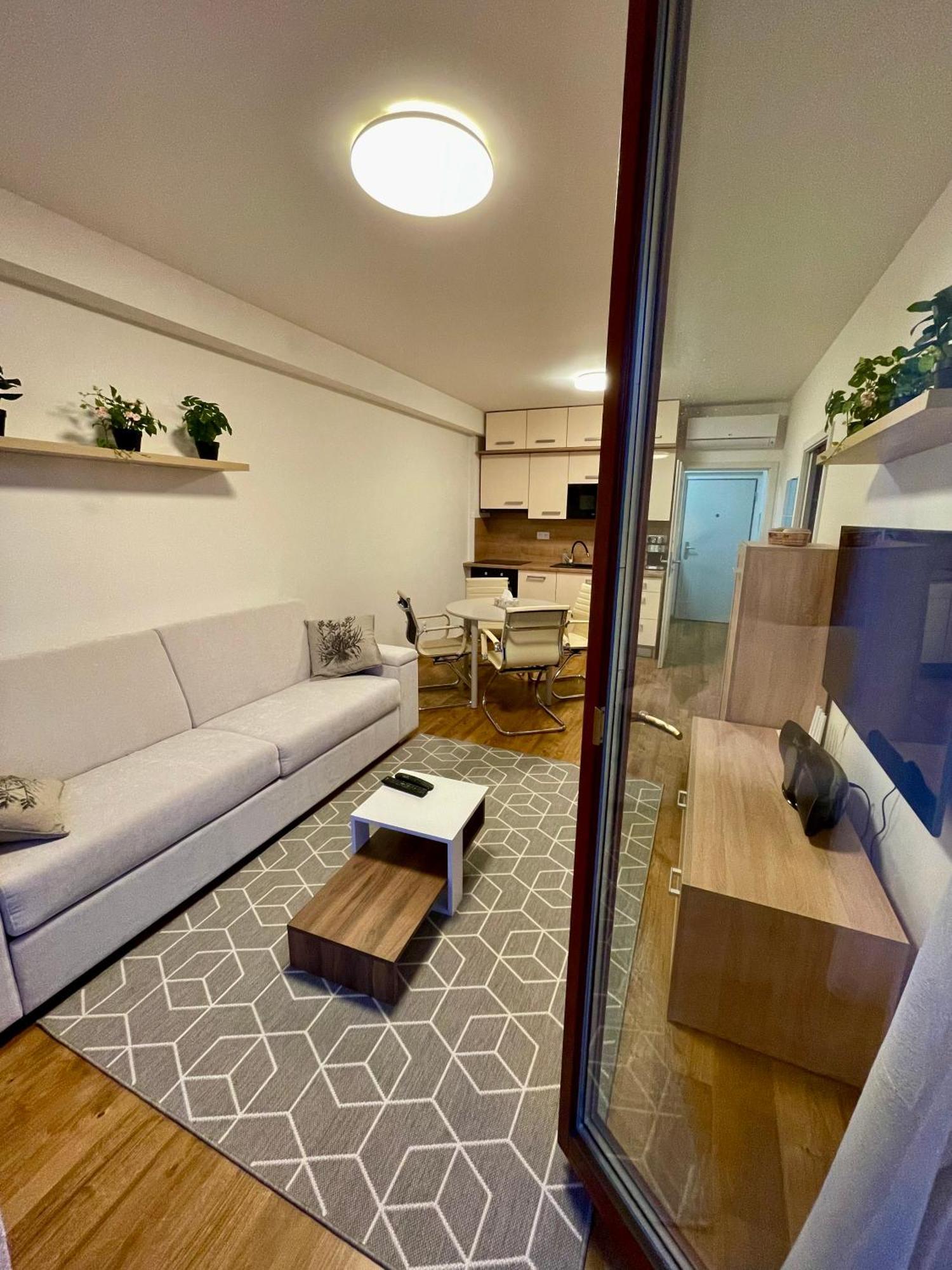 Apartman Astra Sezimovo Usti Exterior foto